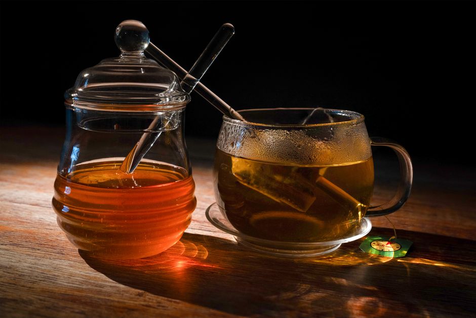 Infusión de cannabis servida en una taza, aromatizada con especias