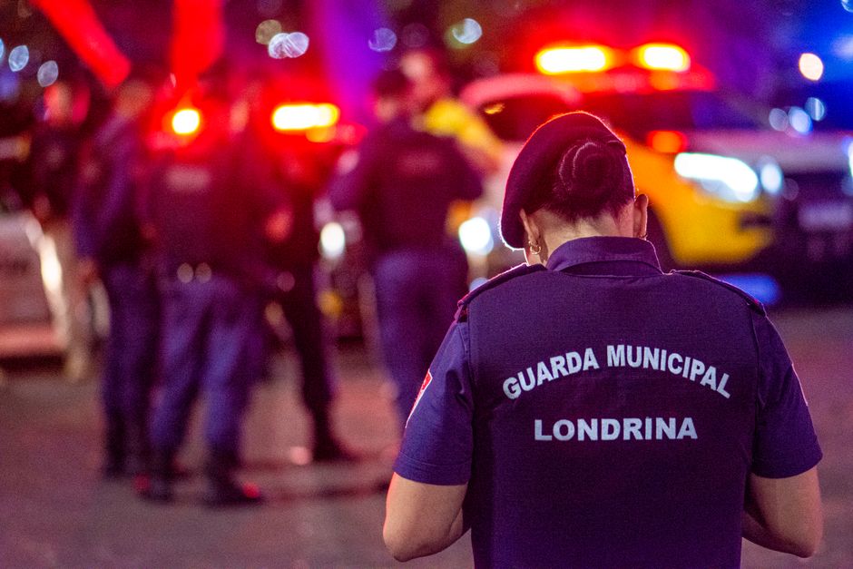 Agentes realizando un control en la vía pública